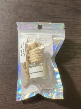 Wooden-Top Car Diffuser in Cream - Farm Apple Pumpkin Scent